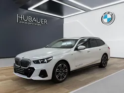 Alpinweiß uni Gebraucht 2025 BMW 520 M Sport Kombi | 55.999 € (Fairer Preis)