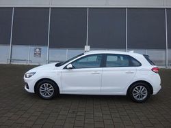 Weiß Gebraucht 2021 Hyundai i30 Pure Limousine | 15.280 € (Fairer Preis)