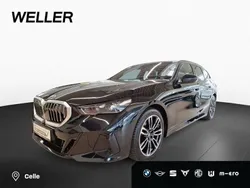 Saphirschwarz (schwarz) Gebraucht 2024 BMW 520 M Sport Kombi | 54.450 € (Superpreis)