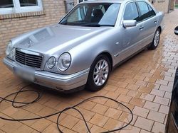 Silber Gebraucht 1998 Mercedes E240 Avantgarde Limousine | 3.950 €