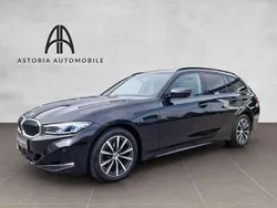 Black sapphire metallic Gebraucht 2023 BMW 320 Sport Line Kombi | 27.990 € (Guter Preis)