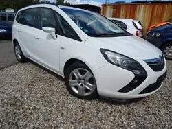 Weiß Gebraucht 2014 Opel Zafira Tourer Van / Kleinbus | 5.850 € (Etwas zu teuer)