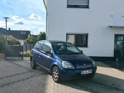 Blau Gebraucht 1999 Toyota Yaris Kleinwagen | 950 € (Fairer Preis)