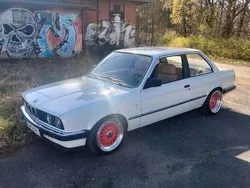 Weiß Gebraucht 1987 BMW 318 Limousine | 13.999 €