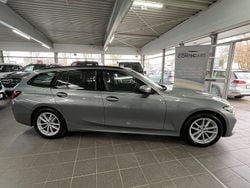 Skyscraper grau Gebraucht 2022 BMW 320 Kombi | 26.400 € (Guter Preis)