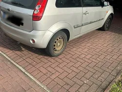 Silber Gebraucht 2006 Ford Fiesta Kleinwagen | 1.300 €