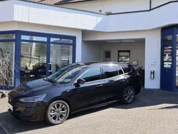 Obsidianschwarz Gebraucht 2023 Ford Focus ST-Line Kombi | 26.880 € (Fairer Preis)