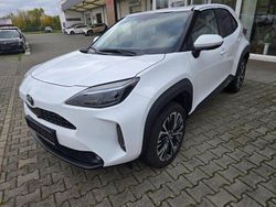 Weiß Gebraucht 2022 Toyota Yaris Hybrid Elegant Limousine | 24.590 € (Teuer)