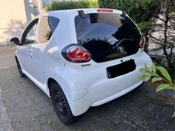 Weiß Gebraucht 2011 Toyota Aygo Edition Kleinwagen | 2.700 € (Fairer Preis)