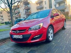 Rot Gebraucht 2015 Opel Astra Selection Limousine | 5.300 € (Guter Preis)
