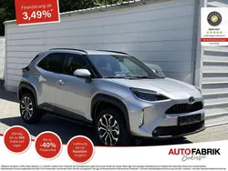Shimmering silver metallic Neu 2025 Toyota Yaris Cross Style SUV | 27.090 € (Fairer Preis)