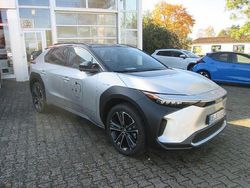 Cosmicsilber metallic/ dach schwarz Gebraucht 2022 Toyota bZ4X Basis SUV | 49.950 €