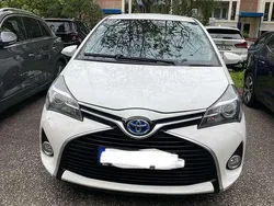 Weiß Gebraucht 2014 Toyota Yaris Hybrid Comfort Limousine | 11.000 € (Fairer Preis)
