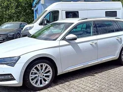 Weiß perleffekt metallic Gebraucht 2024 Skoda Superb Style Kombi | 29.980 € (Guter Preis)