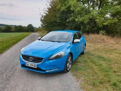 Blau Gebraucht 2013 Volvo V40 Summum Kombi | 9.899 € (Etwas zu teuer)