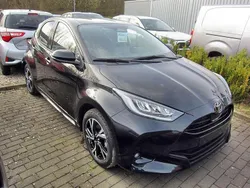 Mysticschwarz mica Gebraucht 2024 Toyota Yaris Hybrid Team Kleinwagen | 20.990 € (Guter Preis)