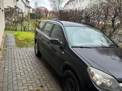 Schwarz Gebraucht 2005 Opel Astra Kombi | 900 € (Fairer Preis)