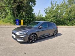 Grau Gebraucht 2018 Ford Focus ST Limousine | 9.000 € (Fairer Preis)