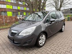 Grau Gebraucht 2011 Opel Meriva Design Edition Van / Kleinbus | 2.799 € (Fairer Preis)
