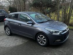 Grau Gebraucht 2015 Hyundai i20 Limousine | 7.300 € (Fairer Preis)