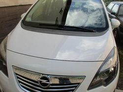 Weiß Gebraucht 2012 Opel Meriva Van / Kleinbus | 4.000 €