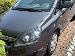 Grau Gebraucht 2011 Opel Zafira Design Edition Van / Kleinbus | 5.555 € (Fairer Preis)