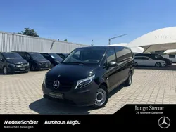 Obsidianschwarz (metallic) Gebraucht 2022 Mercedes Vito Van / Kleinbus | 34.849 € (Fairer Preis)