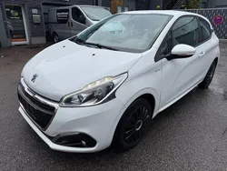 Lack weiss banquise/deckende Gebraucht 2016 Peugeot 208 Active Kleinwagen | 5.300 € (Guter Preis)