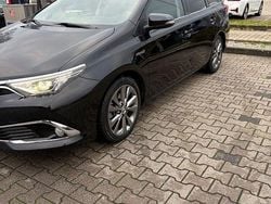 Schwarz Gebraucht 2017 Toyota Auris Hybrid Executive Kombi | 11.900 € (Guter Preis)