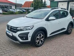 Weiß Gebraucht 2021 Dacia Sandero Stepway Kleinwagen | 11.499 €