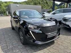 Schwarz perla nera Gebraucht 2023 Peugeot 2008 Active SUV | 19.870 € (Etwas zu teuer)