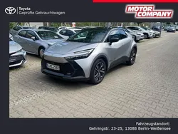 Shimmering silver metallic / dach schwarz Gebraucht 2024 Toyota C-HR Lounge+ SUV | 41.990 € (Teuer)