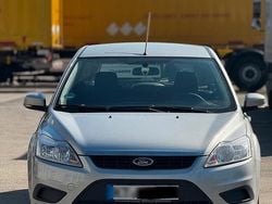 Grau Gebraucht 2009 Ford Focus Kombi | 2.900 €