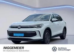 Pure white Gebraucht 2024 VW Tiguan Life SUV | 38.390 € (Etwas zu teuer)