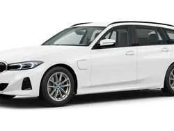 Weiß Gebraucht 2024 BMW 330e Comfort Edition Kombi | 44.202 € (Fairer Preis)