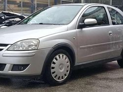 Grau Gebraucht 2005 Opel Corsa Edition Limousine | 1.990 € (Etwas zu teuer)