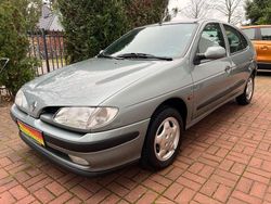 Grau Gebraucht 1998 Renault Mégane Limousine | 2.650 € (Fairer Preis)
