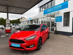 Rot Gebraucht 2016 Ford Focus ST-Line Limousine | 10.990 € (Guter Preis)