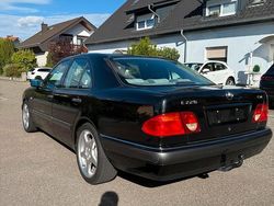 Schwarz Gebraucht 1999 Mercedes 220 Limousine | 3.350 €
