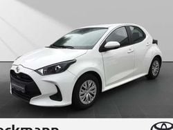 Weiß Gebraucht 2023 Toyota Yaris Comfort Limousine | 14.990 € (Fairer Preis)