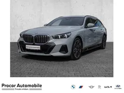 Grau Gebraucht 2024 BMW 520 Performance Kombi | 53.280 € (Guter Preis)
