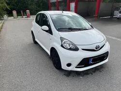 Weiß Gebraucht 2013 Toyota Aygo Cool Kleinwagen | 4.300 € (Fairer Preis)