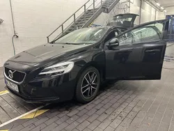 Schwarz Gebraucht 2019 Volvo V40 Momentum Kombi | 14.800 € (Guter Preis)