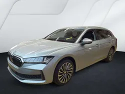 Pebble silber metallic Gebraucht 2024 Skoda Superb LAURIN & KLEMENT Kombi | 40.430 € (Teuer)