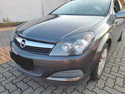 Grau Gebraucht 2009 Opel Astra GTC Limousine | 2.800 € (Fairer Preis)