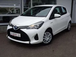 Weiß Gebraucht 2016 Toyota Yaris Hybrid Comfort Limousine | 11.990 € (Fairer Preis)
