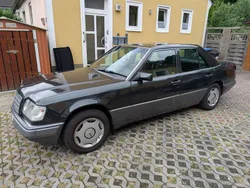 Schwarz Gebraucht 1993 Mercedes E200 Limousine | 2.599 €