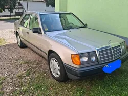Beige Gebraucht 1988 Mercedes E250 Limousine | 6.800 €