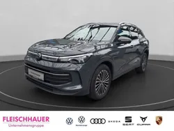 Grau Gebraucht 2024 VW Tiguan Life SUV | 33.970 € (Fairer Preis)