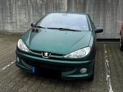 Grün Gebraucht 2004 Peugeot 206 CC Roland Garros Cabrio | 4.000 €